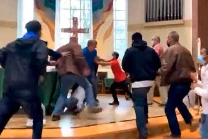 ¿Un hombre fue expulsado de Misa por no usar mascarilla? Esta es la verdad