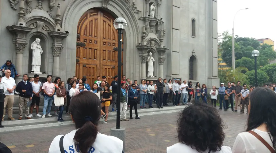 Perú: Católicos defienden con rezos una iglesia ante manifestación feminista