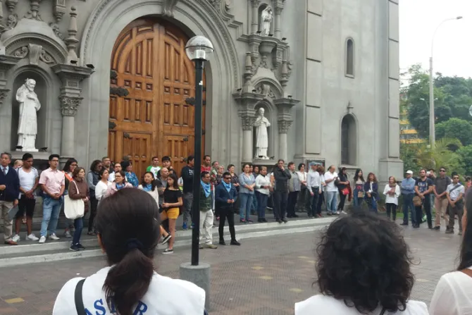 Muro humano defiende iglesia con oraciones ante manifestación feminista