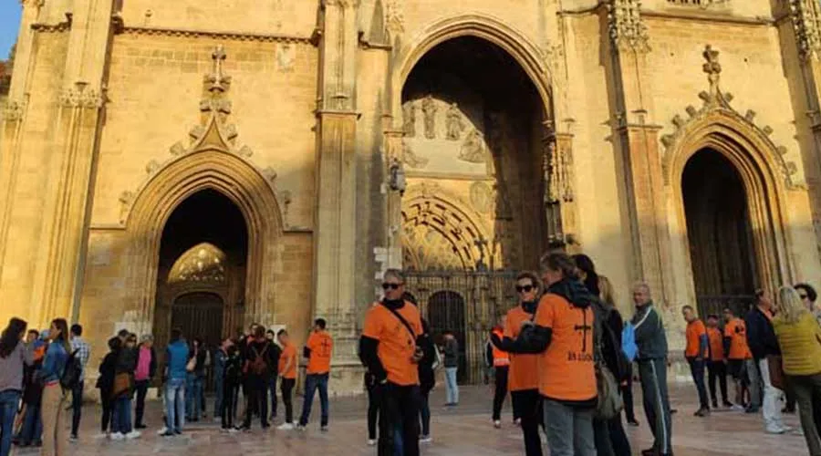 Participantes de la manifestación contra el cierre de Vesuvius frente a la catedral de Oviedo. Crédito: Archidiócesis Oviedo.