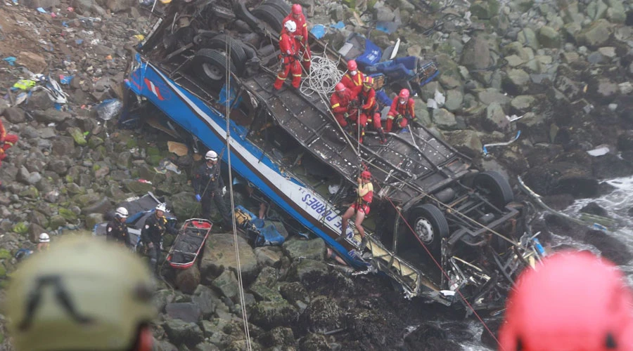 Los trabajos de rescate en Pasamayo. Foto: ANDINA / Vidal Tarqui?w=200&h=150