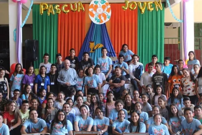 Jóvenes de Paraguay se comprometen por la vida y la familia en Pascua Joven