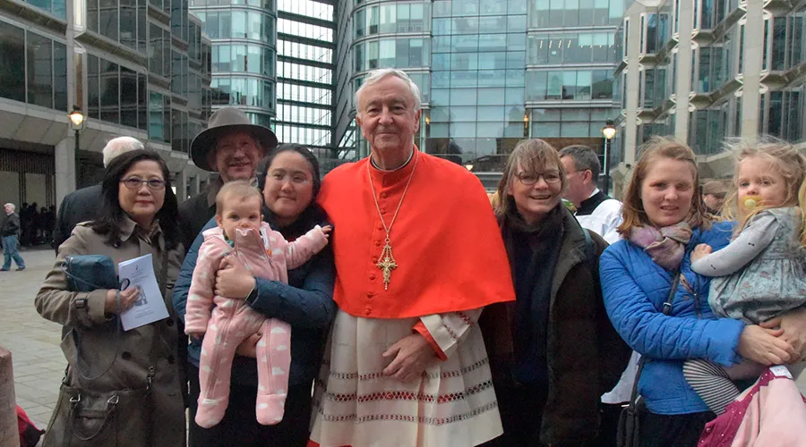El Arzobispo de Westminster, Cardenal Vincent Nichols, junto a nuevos catecúmenos en las afueras de la Catedral / Crédito: Diócesis de Westminster ?w=200&h=150