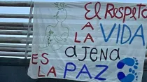 Uno de los afiches colgados en las calles de México por Pasos por la Vida