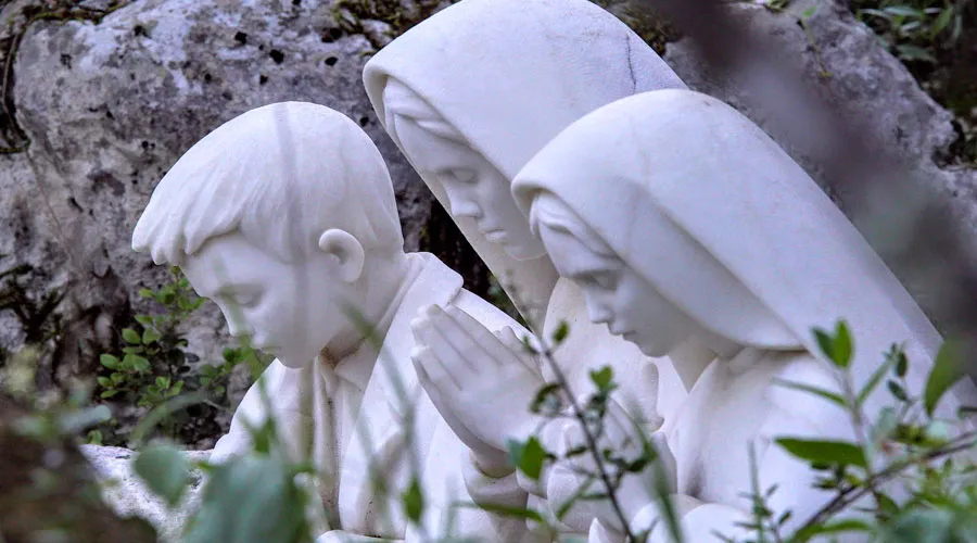 Un monumento de los tres pastorcitos videntes de Fátima en el Santuario en Portugal. Foto: Daniel Ibáñez / ACI Prensa