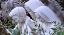 Un monumento de los tres pastorcitos videntes de Fátima en el Santuario en Portugal. Foto: Daniel Ibáñez / ACI Prensa
