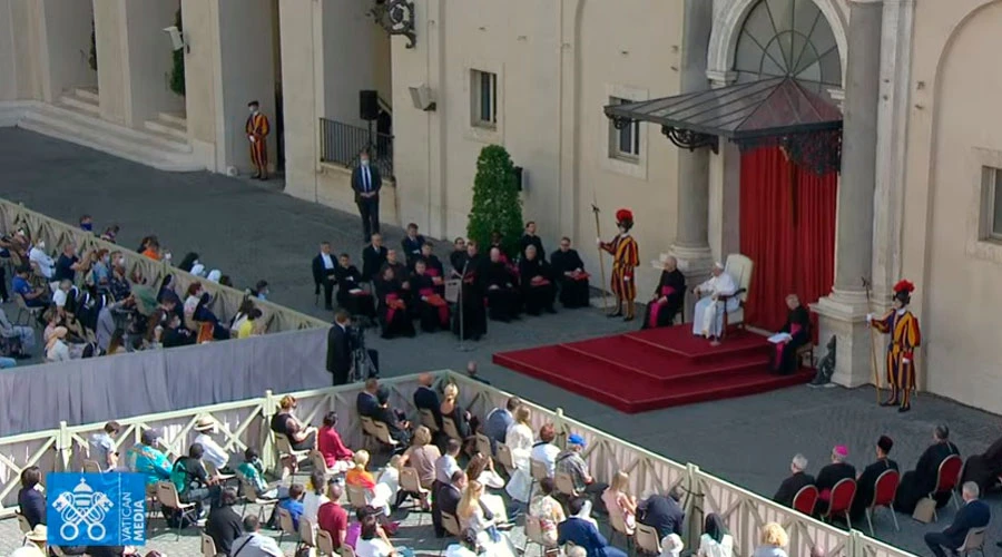 El patio de San Dámaso durante la Audiencia. Foto: Youtube?w=200&h=150