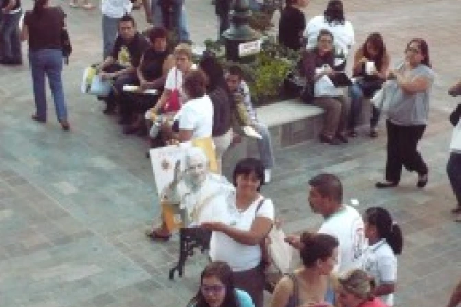 Mexicanos en León: Estamos felices porque Benedicto XVI trae paz y esperanza