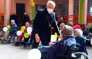 Mons. Jorge Carlos Patru00f3n Wong saluda y bendice ancianos en un albergue. Cru00e9dito: Cu00e1ritas de Xalapa 
