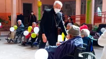 Mons. Jorge Carlos Patrón Wong saluda y bendice ancianos en un albergue. Crédito: Cáritas de Xalapa