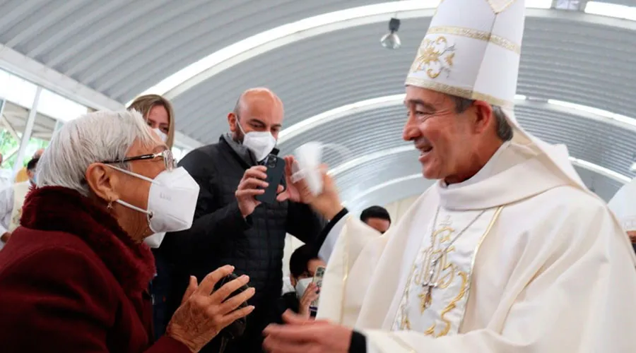 Mons. Jorge Carlos Patrón Wong saluda a su madre en la Misa de toma de posesión en Xalapa. Crédito: Arquidiócesis de Xalapa?w=200&h=150