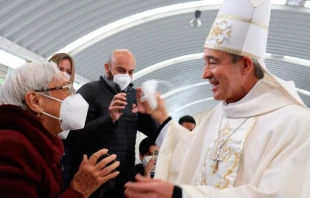 Mons. Jorge Carlos Patru00f3n Wong saluda a su madre en la Misa de toma de posesiu00f3n en Xalapa. Cru00e9dito: Arquidiu00f3cesis de Xalapa 