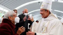 Mons. Jorge Carlos Patrón Wong saluda a su madre en la Misa de toma de posesión en Xalapa. Crédito: Arquidiócesis de Xalapa