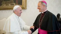 Mons. Paul Fitzpatrick Russel con el Papa Francisco. Crédito: Vatican Media