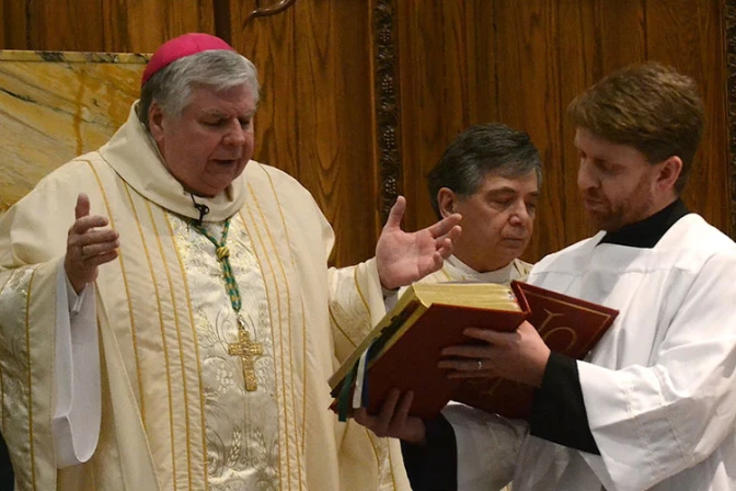 Obispo ofrece Misa tras tiroteo que dejó 6 muertos en Estados Unidos