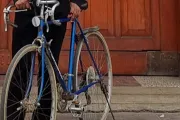 ¿Cómo una bicicleta fue clave para acercar a un sacerdote a los católicos más necesitados?