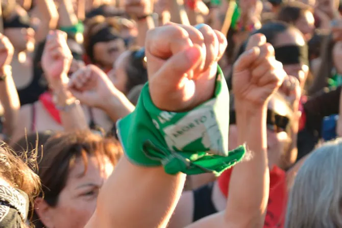 Miles piden al Senado de Argentina no dar rango constitucional a convención feminista