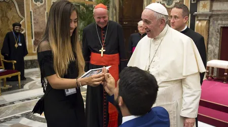 VIDEO: Joven sorprende a novia y al Papa Francisco con pedida de mano