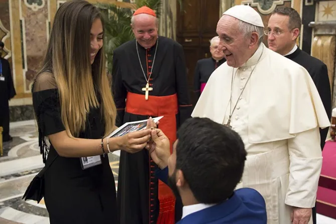 VIDEO: Joven sorprende a novia y al Papa Francisco con pedida de mano
