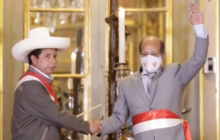 Pedro Castillo y Hu00e9ctor Valer tras su juramentaciu00f3n como presidente del Consejo de Ministros del Peru00fa. Cru00e9dito: ANDINA/ Prensa Presidencia. 