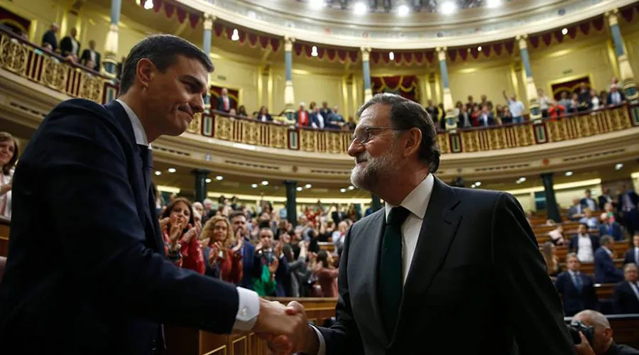 Pedro Sánchez y Mariano Rajoy durante un momento de la moción de censura. Foto. Facebook Moncloa. ?w=200&h=150