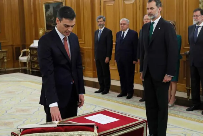 Nuevo presidente de España promete el cargo sin crucifijo ni Biblia