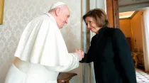Papa Francisco y Nancy Pelosi / Crédito: Vatican Media