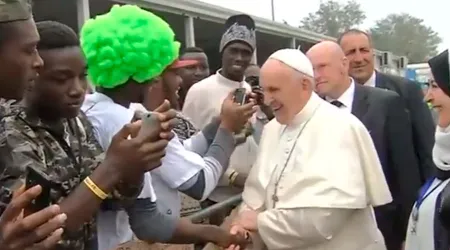 VIDEO: La broma del Papa Francisco a inmigrante africano que usó una peluca verde