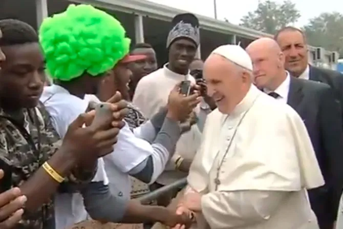 VIDEO: La broma del Papa Francisco a inmigrante africano que usó una peluca verde