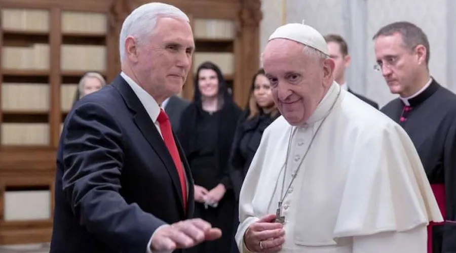 Mike Pence y el Papa Francisco en el Vaticano. Crédito: EWTN-ACI Prensa Daniel Ibáñez / pool del Vaticano