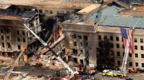 El Pentágono tras el impacto del avión el 11 de septiembre de 2001. Crédito: Air Force Tech. Sgt. Cedric H. Rudisill / Departamento de Defensa de EEUU