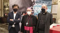 Pepe Rodríguez (izq), Mons. Francisco Cerro, Arzobispo de Toledo (España) (centro) y el P. José María Calderón, director de OMP España (Dcha). Crédito: OMP