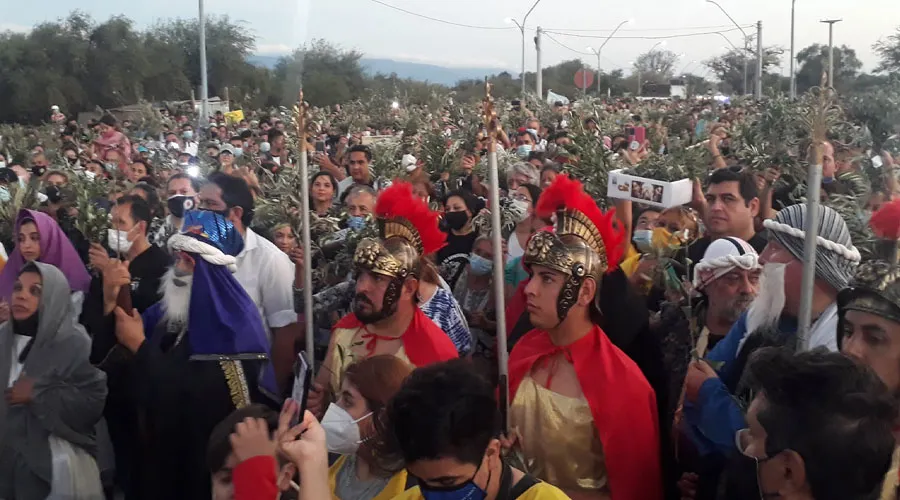 Una multitud retoma peregrinación de Semana Santa tras dos años de suspensión por pandemia