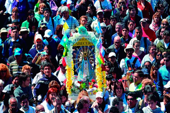 Cientos de miles peregrinaron a la Virgen de Luján bajo intensa lluvia en Argentina