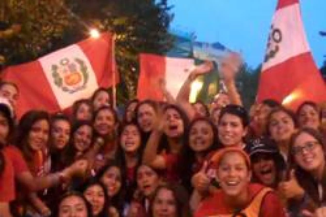 "¡El Papa es lo máximo!", gritaron al mundo los jóvenes en Cibeles