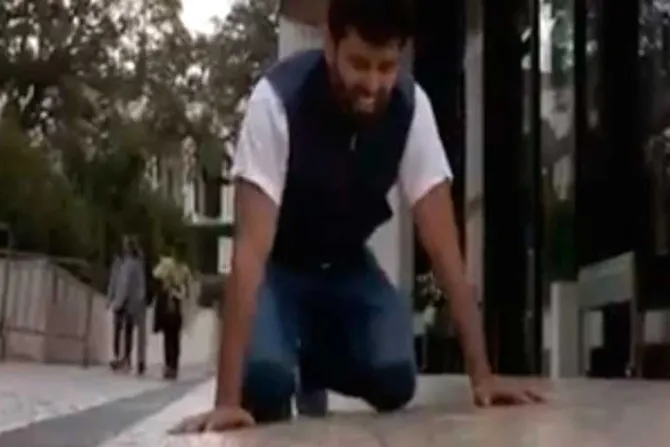 VIDEO: Musulmán cruza de rodillas Santuario de Fátima para pedir unión de los credos