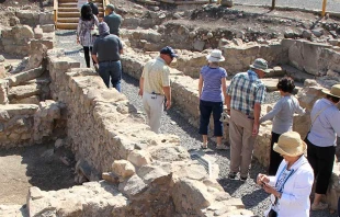 Peregrinos recorren las ruinas de Magdala, el pueblo natal de Maru00eda Magdalena. Cru00e9dito: Cortesu00eda Centro Magdala. 