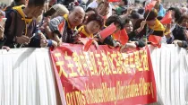 Un grupo de peregrinos chinos en la Plaza de San Pedro en el Vaticano. Foto: Daniel Ibáñez (ACI Prensa)