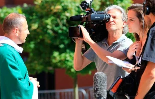 Periodistas entrevistando a sacerdote (imagen referencial) / Foto: Flickr Glassholic (CC-BY-NC-ND-2.0) 