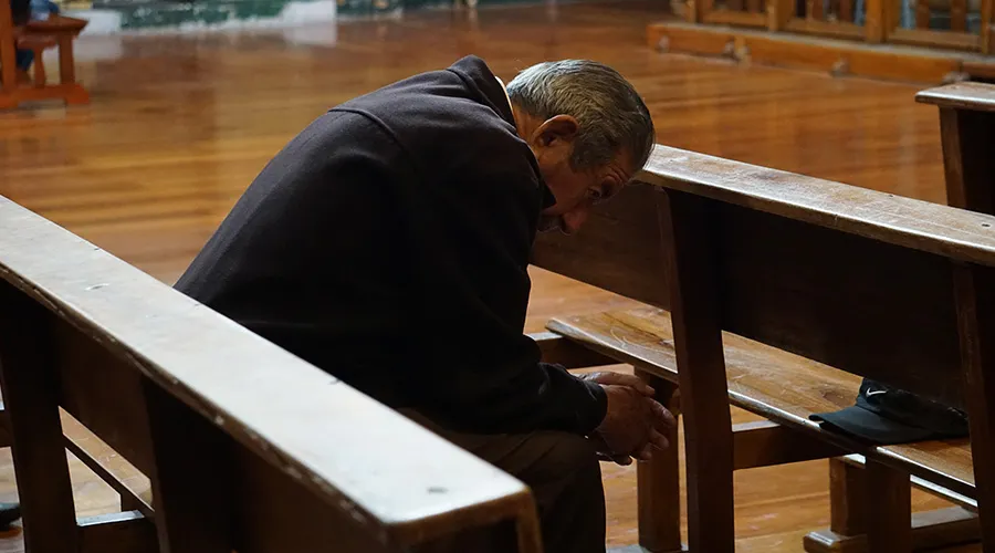 Persona rezando (imagen referencial) / Foto: David Ramos (ACI Prensa)?w=200&h=150