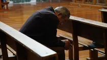 Persona rezando (imagen referencial) / Foto: David Ramos (ACI Prensa)