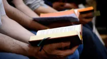 Personas leyendo la Biblia / Flickr de Iglesia en Valladolid (CC-BY-SA-2.0) 