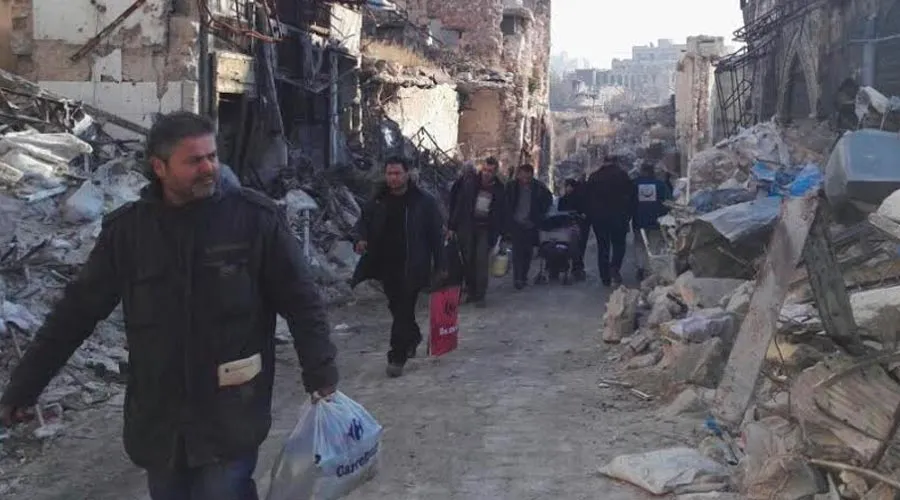 Personas caminando por escombros en el sector este de Alepo / Foto: Alexandre Goodarzy (SOS Chrétiens D´Orient)?w=200&h=150