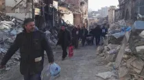 Personas caminando por escombros en el sector este de Alepo / Foto: Alexandre Goodarzy (SOS Chrétiens D´Orient)