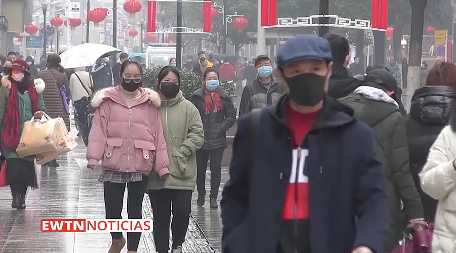 Personas con mascarillas quirúrgicas en China. Créditos: EWTN Noticias