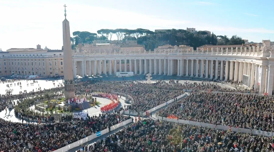 Miles de peregrinos en la Plaza de San Pedro. Foto: L'Osservatore Romano?w=200&h=150
