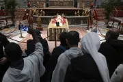 Miles acuden al Vaticano para rezar ante el cuerpo de Benedicto XVI