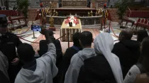 Personas rezando ante el cuerpo de Benedicto XVI. Crédito: Vatican Media