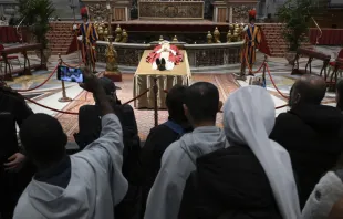 Personas rezando ante el cuerpo de Benedicto XVI. Crédito: Vatican Media 