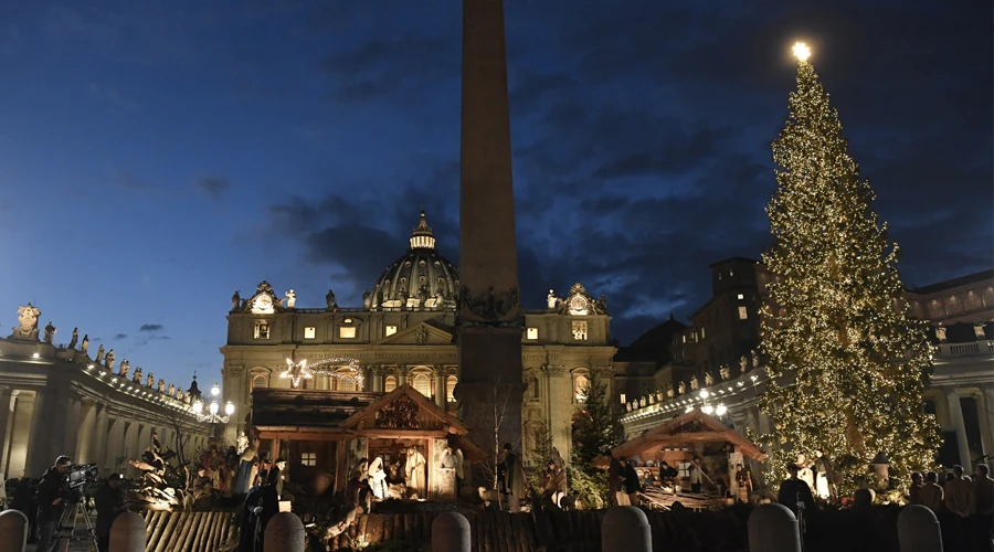 Pesebre y árbol de Navidad en la Plaza de San Pedro. Foto: Vatican Media?w=200&h=150